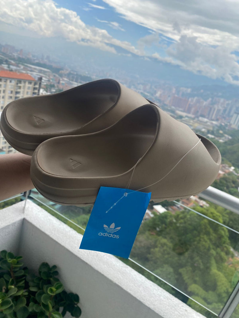 👣 Sandalia Adidas Yeezy Ortopédica - Comodidad, estilo y salud. - 50% DE DESCUENTO SOLO HOY🤏